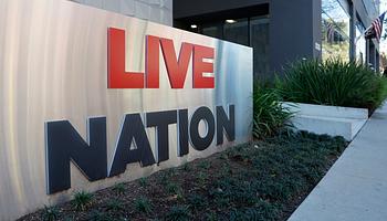 Peren kívül egyezett a Live Nation a Luke Bryan-koncerten megsérült néző ügyében