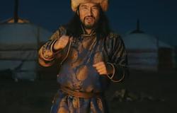 Rave a karácsonyfa alatt: Ummet Ozcan mongol köntösbe öltöztette a Jingle Bells-t