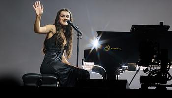 Amaia történelmet írt a Tiny Deskben: összecsukható székre emlékeztető fuvolán játszott