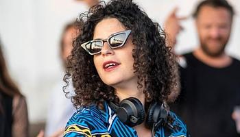 DJ-szett a kifutópályán: Carlita a miami repülőtéren emeli új szintre a bulizást