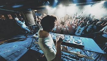 Teljes állás mellett DJ-zni: nem kudarc, hanem hosszú távú stratégia