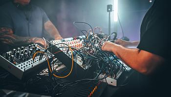 Hibrid live technó: Drumcomplex és Frank Sonic modulár–DJ rendszere egy órán ketyeg
