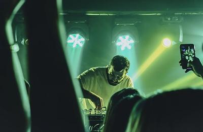 Miért nélkülözhetetlen egy jó rezidens DJ egy klub számára?