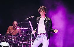 Matty Healy beszállt a The 1975 tribute-zenekarába malibui legénybúcsúján