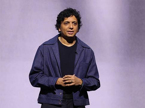 M. Night Shyamalan is ott volt Charli XCX új turnéjának nyitányán