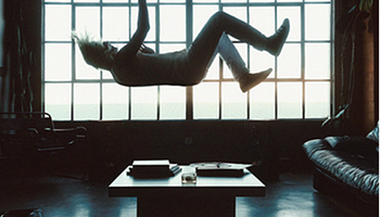 Le Youth meghittebb oldalát mutatja az új „who are you really?” pop-up videóban