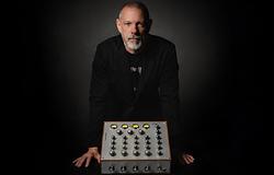 Eric Hilton és az analóg hallgatás reneszánsza