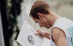 Armin van Buuren bakelites trance szettel hangol az ibizai rezidenciára