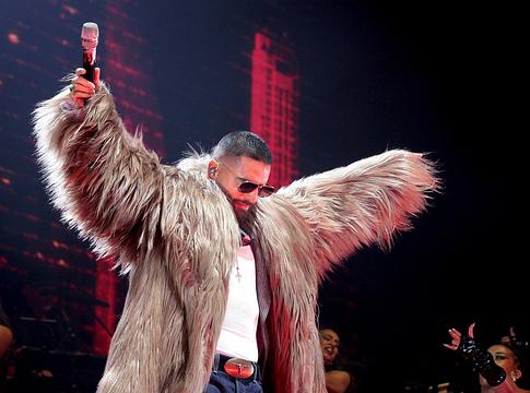 Maluma megfedett egy anyát, amiért egyéves gyermekét hozta a koncertjére