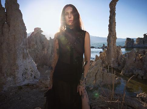 Chelsea Wolfe személyes mélypontokból építkezik új albumán