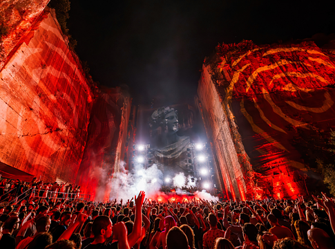 Carl Cox különleges open air show-val érkezik a Cave Romane kőfejtőbe