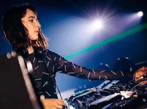 Félbeszakadt EXHALE: idő előtt leállították Amelie Lens tiranai estjét