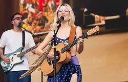 Maisie Peters Dolly Parton előtt tisztelgett a Reading Festival nagyszínpadán