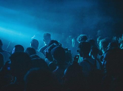 Késelés történt egy illegális rave-en Angliában