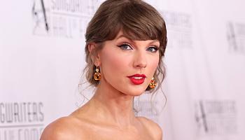 Taylor Swift SVU-nyomozóként lepte meg az Emmy közönségét