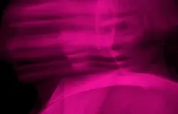 TOMORA: Come Closer – Tom Rowlands és Aurora elektro-popja nagyot megy