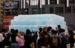 Drake jégkockába rejtette az Iceman megjelenését, a rajongók csákányokkal estek neki Torontóban