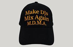 A Cocoon Recordings új sapkája egyszerre tiszteleg a DJ-kultúra és a provokatív humor előtt