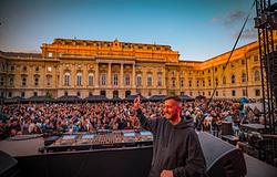 „A warm-up nem arról szól, hogy te mit tudsz” – Denes Toth Kölsch és Mind Against előtt játszik a Budai Várban