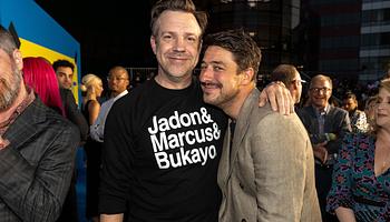 Jason Sudeikis beugrott a Mumford & Sons mellé a Madison Square Gardenben – felcsendült a Ted Lasso-főcím