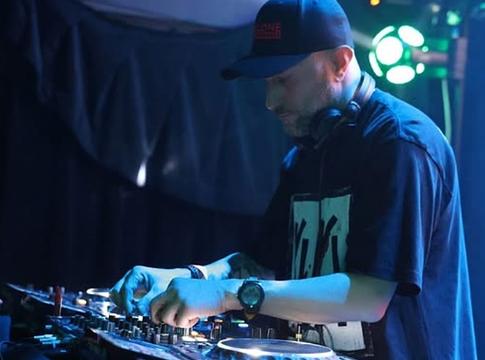 DJ Sakin klasszikusa új életre kel: visszatért a Nomansland (David’s Song)