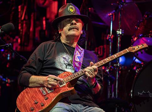 Carlos Santana elhalasztja Las Vegas-i fellépéseit sérülés miatt