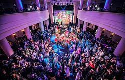 Csillárdarab zuhant a tömegre a berlini Metropol klubban – két sérült, az eseményt azonnal leállították