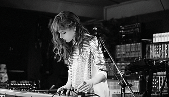 Hannah Peel: elektronika, filmzene és kortárs gondolkodás egy kézben