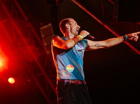 Kínos pillanat Coldplay koncerten – vizsgálat indult a milliárdos techcég vezérigazgatója ellen