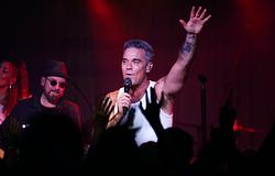 Robbie Williams az utcán adott spontán minikoncertet Buenos Airesben