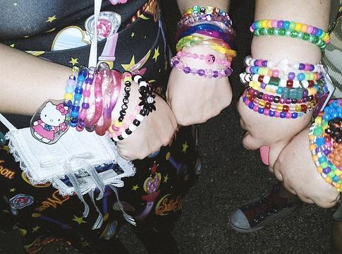 Kandi karkötő pénzért? A rave-kultúra egyik régi szimbóluma új vitát kapott