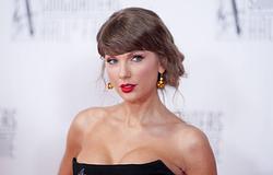Taylor Swift 50 ezer dollárral segíti a balesetben megsérült édesanyát