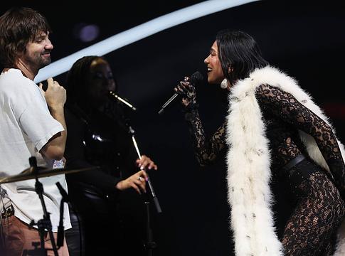 Dua Lipa beugrott a Tame Impala londoni O2-koncertjére, együtt adták a Houdini-t
