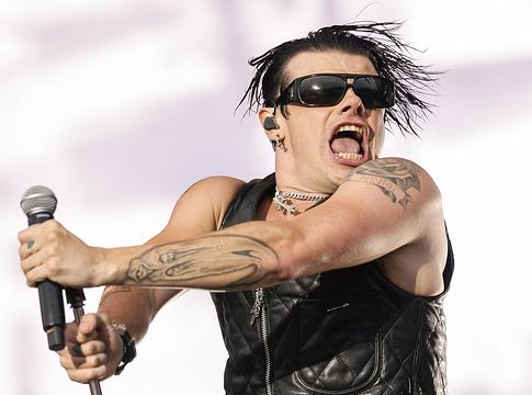 Yungblud a színpadon jelentette be egy rajongói pár babájának nemét