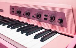 Rhodes bemutatta a pasztell rózsaszín MK8 Marshmallow pianosát