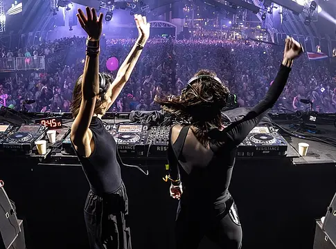 Visszanézhető Amelie Lens és Sara Landry brutális Ultra Miami szettje