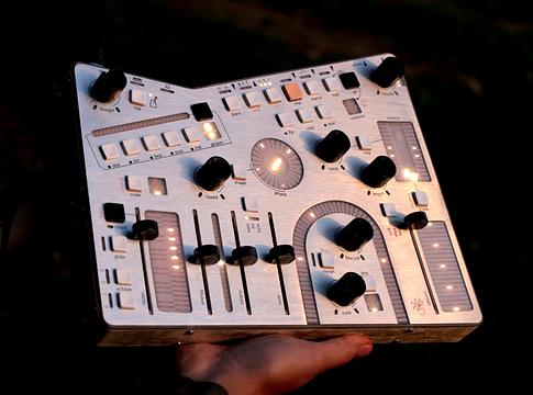 Whimsical Raps Atrium – futurisztikus analóg szintetizátor, amely újraértelmezi a polifonikus játékot