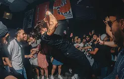 Tánczene kaotikus öröme Yushy lencséjén át: újra megjelenik a Rave to the Grave