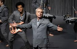 David Byrne új koncertfilmen dolgozik, és a Broadwayt is meghódítaná