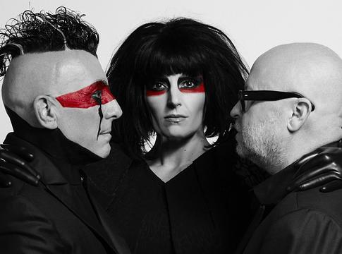Puscifer: sötétebb hangzás, derűsebb üzenet a „Normal Isn’t” albumon