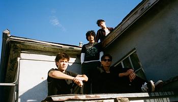 Untitled a „numbers, stats, and algorithms” mögé rúg az új, koszos grunge dalával, a Say It Againnel