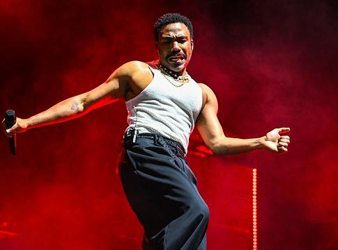 Childish Gambino merész szatírával tér vissza: bemutatta provokatív „Cancel Cards” kollekcióját