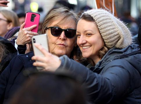 Paul McCartney: ezért nem pózol szelfire a rajongókkal