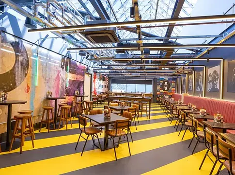 Haçienda-hangulatot kap a Manchester Airport Terminal 2 bárja