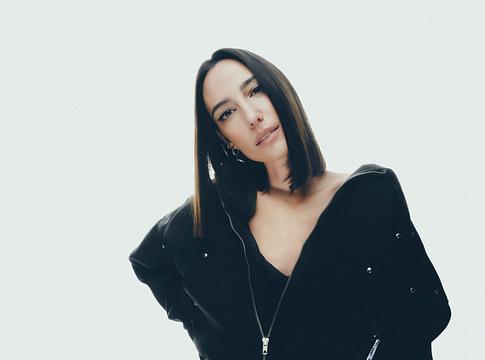 Amelie Lens már most DJ-zni tanítja kislányát