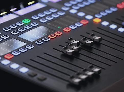 A KCAL-FM egyetlen nap alatt kirúgta teljes műsorvezetői csapatát