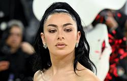 Charli XCX a Rock Music körüli visszhangról: „tényleg nagyon érdekes”