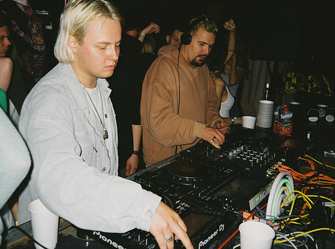 Öt perc, ami eldönt mindent: a DJ-váltás láthatatlan drámája