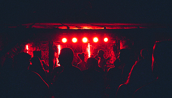 Hol működnek a valódi DIY rave-ek: raktárak, aluljárók, erdei tisztások