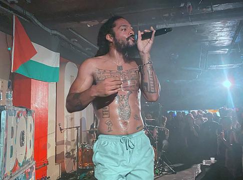 Bob Vylan kártérítést kapott a Manchester Evening News hamis állításai miatt